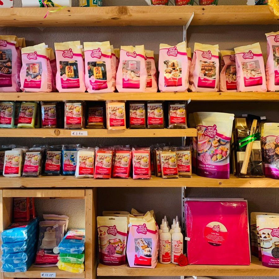 Bakproducten in snoepwinkel Sweets Julianadorp